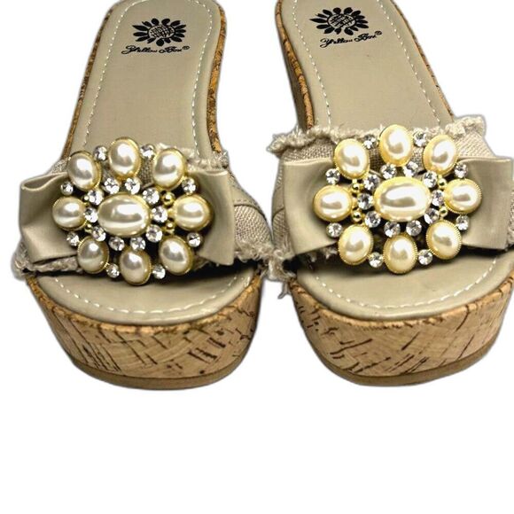 Yellow Box Maryland Beige Fringed Rhinestones Faux Pearls Cluster Sandals Size 7 - Picture 3 of 9